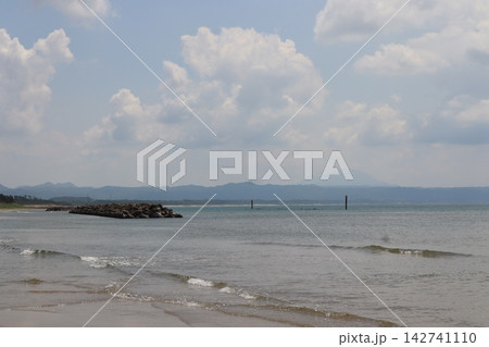 夏の山陰の海 142741110
