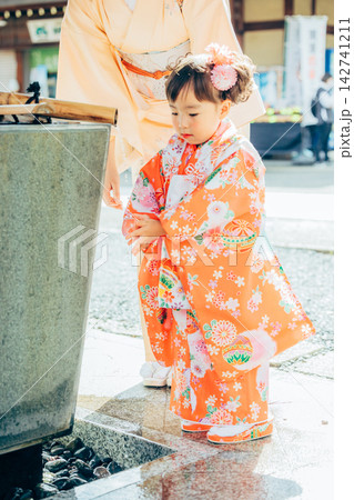 七五三のお参りに行く親子 142741211