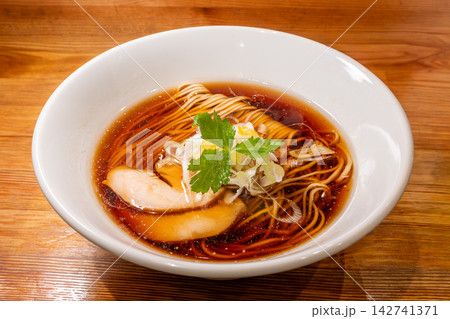 RAMEN 百舌鳥 美しい麺線と澄んだ醤油スープが魅力のこだわり醤油ラーメン・中華そば RAMEN 百舌鳥 美しい麺線と澄んだ醤油スープが魅力のこだわり醤油ラーメン・中華そば 142741371