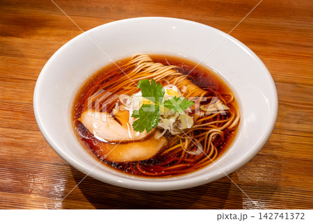 RAMEN 百舌鳥 美しい麺線と澄んだ醤油スープが魅力のこだわり醤油ラーメン・中華そば RAMEN 百舌鳥 美しい麺線と澄んだ醤油スープが魅力のこだわり醤油ラーメン・中華そば 142741372