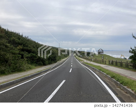海へ続く海岸沿いの道路と海の風景 142741416
