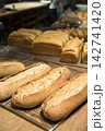 パン屋さんの店頭 142741420