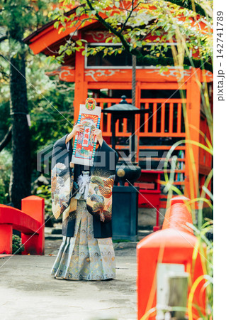 七五三で神社にお参りをする男の子 七五三で神社にお参りをする男の子 142741789