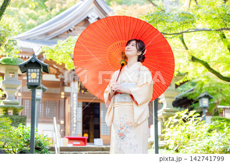 和傘をさす着物姿の女性 和傘をさす着物姿の女性 142741799