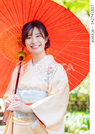 和傘をさす着物姿の女性 142741807