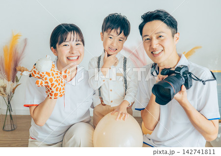 写真を撮るスタッフ 写真を撮るスタッフ 142741811