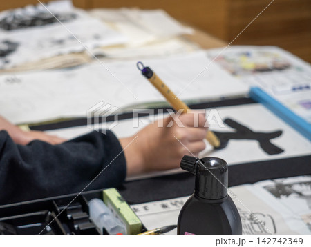 書き初め大会に向けて自宅で練習する小学生 書き初め大会に向けて自宅で練習する小学生 142742349
