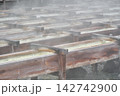 草津温泉　湯けむりが立ちのぼる湯畑（群馬県吾妻郡草津町） 142742900