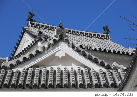 青空に映える世界遺産姫路城の屋根瓦と対の鯱 日本の伝統建築美と歴史を伝える広告素材 横構図 青空に映える世界遺産姫路城の屋根瓦と対の鯱 日本の伝統建築美と歴史を伝える広告素材 横構図 142743232
