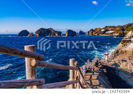 【静岡県】西伊豆・堂ヶ島 沢田公園の海岸線 【静岡県】西伊豆・堂ヶ島 沢田公園の海岸線 142743304
