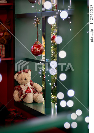 韓国 ソウル 永登浦タイムスクエアのクリスマス装飾、窓辺に座る可愛いクマのぬいぐるみとオーナメント 韓国 ソウル 永登浦タイムスクエアのクリスマス装飾、窓辺に座る可愛いクマのぬいぐるみとオーナメント 142743517