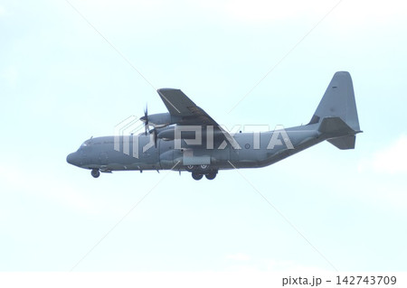 大空を飛行するオーストラリア空軍のC-130Jハーキュリーズ空中給油輸送機 大空を飛行するオーストラリア空軍のC-130Jハーキュリーズ空中給油輸送機 142743709
