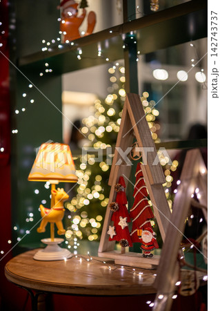 韓国・ソウル、永登浦タイムスクエアのクリスマス装飾、トナカイのランプと赤いツリーが入った木製フレーム 韓国・ソウル、永登浦タイムスクエアのクリスマス装飾、トナカイのランプと赤いツリーが入った木製フレーム 142743737
