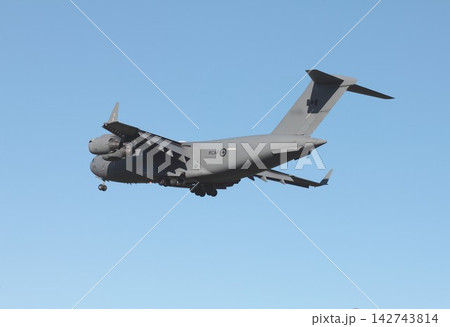 快晴の青空を飛行するカナダ空軍のC-17AグローブマスターⅢ輸送機 142743814