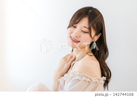 透明感のある美肌と艶髪が印象的な若い女性。化粧品やスキンケアのビューティーイメージ 142744108