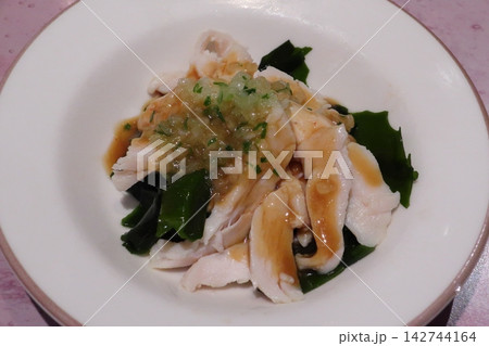 蒸し鶏とワカメのヘルシー前菜 特製香味ソースがけ 蒸し鶏とワカメのヘルシー前菜 特製香味ソースがけ 142744164
