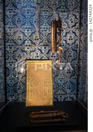 イスタンブールの博物館に展示されたオスマン時代の武具とイズニックタイル 142744324