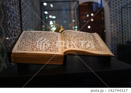 イスタンブールの博物館に展示されたアラビア文字の古写本 イスタンブールの博物館に展示されたアラビア文字の古写本 142744327