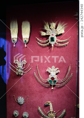 イスタンブールで展示されたオスマン帝国の宝飾品とターバン飾り イスタンブールで展示されたオスマン帝国の宝飾品とターバン飾り 142744340