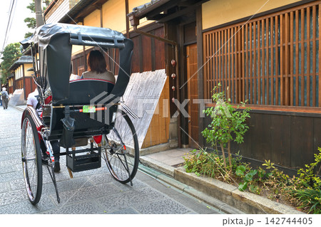 人力車　路地裏の風景 142744405