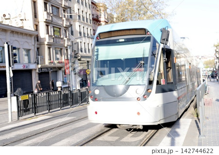 イスタンブールの市街地を走る近代的な路面電車 142744622