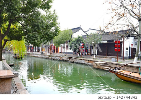 中国の上海市青浦区にある水郷の街朱価家角古鎮の運河風景 中国の上海市青浦区にある水郷の街朱価家角古鎮の運河風景 142744842