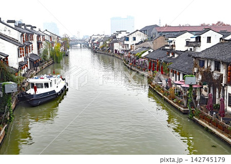 中国の江蘇省無錫市を流れる世界遺産の京杭大運河とその沿岸にある歴史的な街並み 中国の江蘇省無錫市を流れる世界遺産の京杭大運河とその沿岸にある歴史的な街並み 142745179