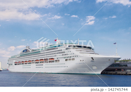 春の大さん橋に停泊する在りし日の SUN PRINCESS（2013年4月） 142745744