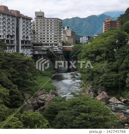 渓谷の断崖に立ち並ぶ温泉街のホテル群 渓谷の断崖に立ち並ぶ温泉街のホテル群 142745766