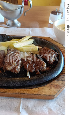 バーベキューで肉を焼く バーベキューで肉を焼く 142746193