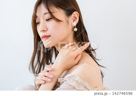 美しい手元と手肌を見せる若い女性。ハンドケアとネイルをイメージした美容素材 美しい手元と手肌を見せる若い女性。ハンドケアとネイルをイメージした美容素材 142746596