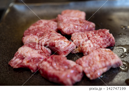 和牛カルビ焼肉 美味しい霜降り 和牛カルビ焼肉 美味しい霜降り 142747199