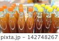 市場で売られている瓶に入った搾りたての香ばしいごま油 142748267