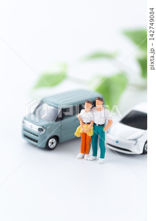 自動車とカップルの人形 自動車とカップルの人形 142749084