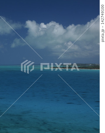 エメラルドグリーンの水面とダイナミックな青空。沖縄・来間島から捉えた圧倒的透明感 エメラルドグリーンの水面とダイナミックな青空。沖縄・来間島から捉えた圧倒的透明感 142749100