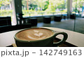 新緑が広がる明るいカフェの窓辺で楽しむハートのラテアート 142749163