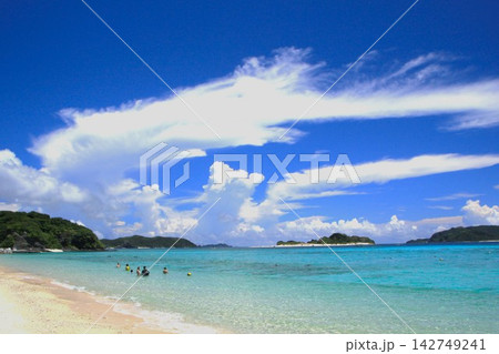 座間味、阿真ビーチ美しい青い海と空 沖縄の風景 座間味、阿真ビーチ美しい青い海と空 沖縄の風景 142749241
