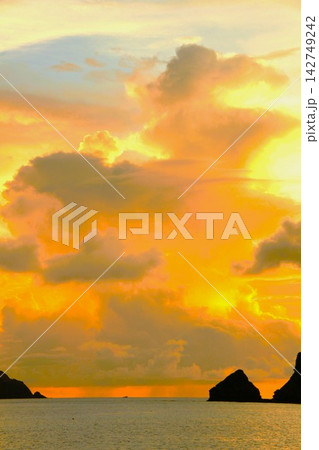 離島の美しい夕焼け空と海 沖縄の風景 離島の美しい夕焼け空と海 沖縄の風景 142749242
