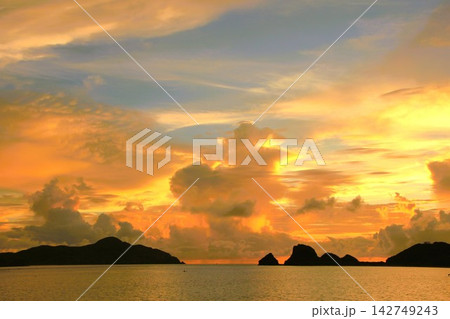 座間味島に沈む夕景　沖縄の風景 142749243