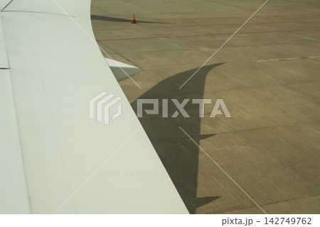 飛行機の窓からの眺め 142749762