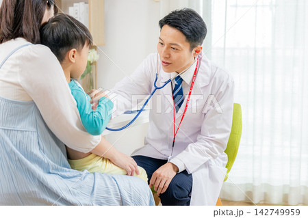 診察を受ける妊婦 142749959