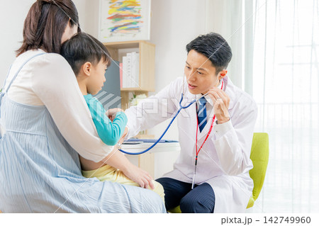 診察を受ける妊婦 142749960
