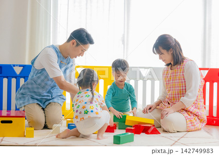 子供と遊ぶ保育士 142749983