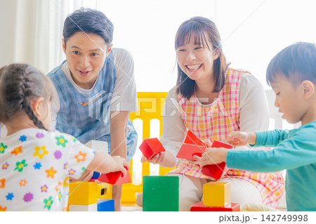 保育園で遊ぶ子供たち 保育園で遊ぶ子供たち 142749998