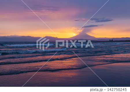 湘南鵠沼海岸  綺麗な夕焼け空と富士山 142750245