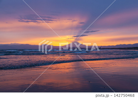 湘南鵠沼海岸  富士山と夕焼け空 142750468