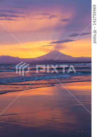 湘南鵠沼海岸  富士山と夕焼け空 142750469