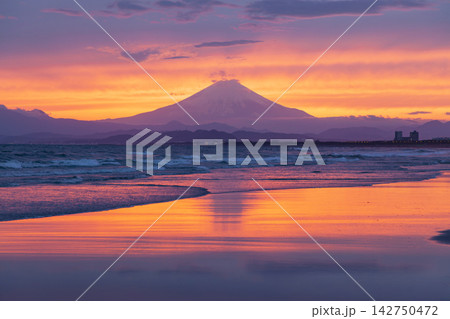 湘南鵠沼海岸 富士山と夕焼け空 湘南鵠沼海岸 富士山と夕焼け空 142750472