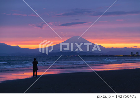 湘南鵠沼海岸  富士山と夕焼け空 142750475