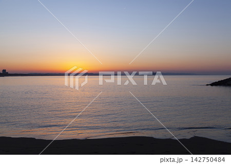 湘南茅ヶ崎 日の出前の空と江の島 湘南茅ヶ崎 日の出前の空と江の島 142750484